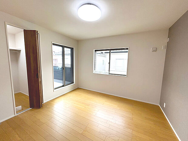 【主寝室】大型ウォークインクローゼットを完備しています。（※こちらは他のタマタウンの内観写真であり、あくまで類似例です）
