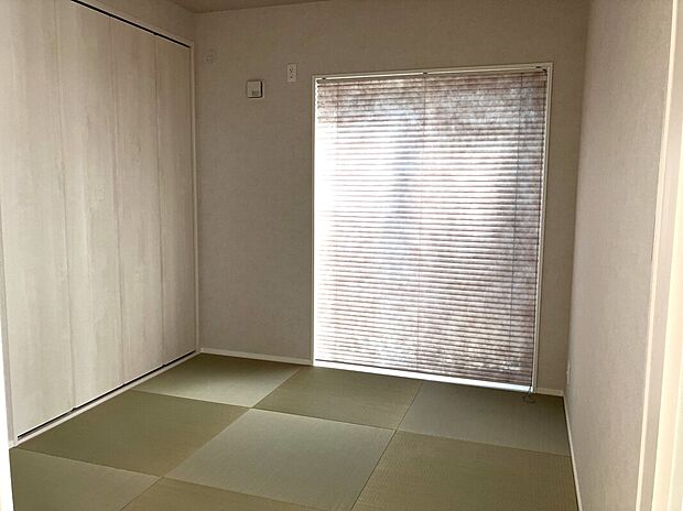 【2号地_居室(洋和室)】畳の香りとい草の肌触り。ゴロリといつでも横になって手足をのばせる和室は、私達にとって居心地のよい癒しの空間です。客間や趣味の部屋としてなど様々な用途に使えます。