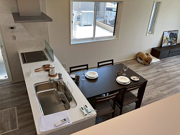 【スキップフロア】お子様の勉強や遊び場、在宅ワークで使える必要不可欠なスペースです。LDKと同じ空間なので、家族で楽しい時間を共有できます。