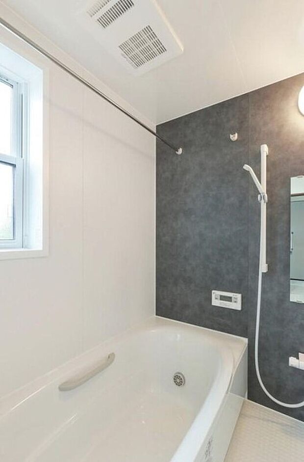 【ユニットバス】1坪以上のサイズで、ゆったりとくつろげるバスルーム。温度の下がりにくい保温浴槽を採用しました。また、お子様と一緒に入っても広々入れる浴槽です。