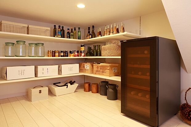 【同仕様・同形状写真】スキップフロア下の大容量の基礎内収納は、日用品は勿論、季節物の家電や地震などの災害非常時用の備蓄品をストックするなど、色々な活用方法がありとても便利です。