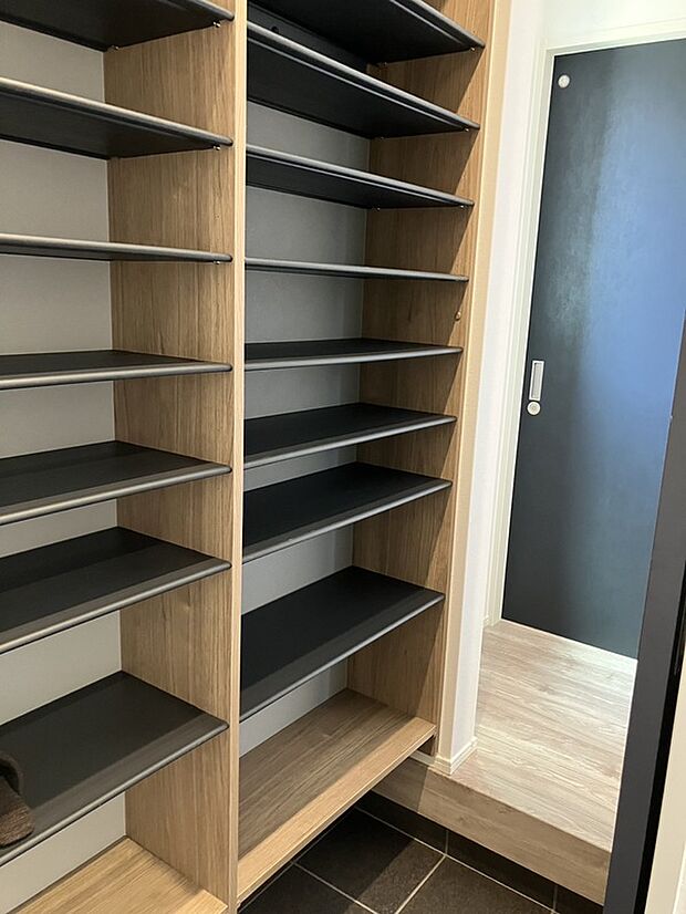 【3号地】ベビーカーやBBQセット等、荷物が多くてもスッキリ片付きます。玄関まわりは荷物が多くなるので、助かりますね。