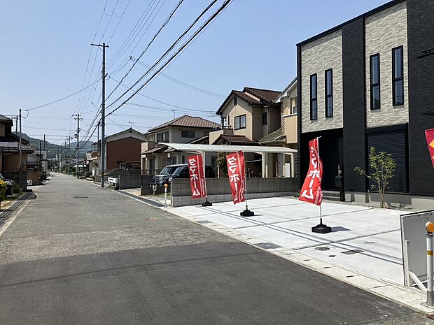 【現地外観写真】注文品質のタマホーム建売住宅は将来の暮らしにも対応できる間取りです。家族構成の変化に柔軟に対応できます！各居室にクローゼットも完備しており、子供が成長しても快適に過ごせる環境を提供します♪