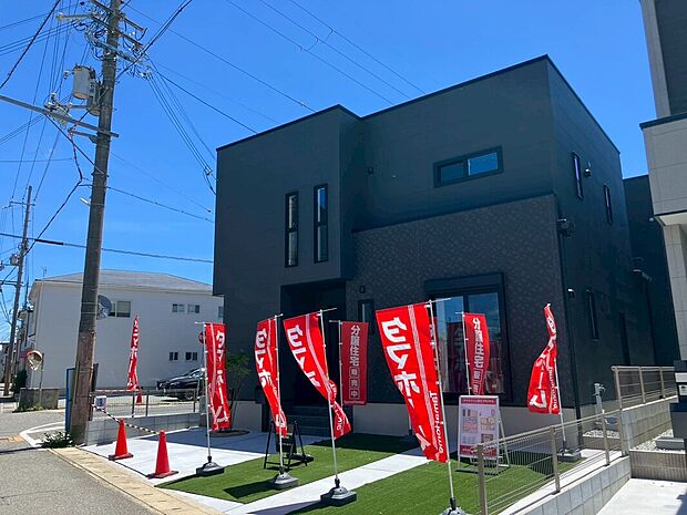 【現地外観写真　2号地】壁についた汚れを雨で洗い流すセルフクリーニング効果で、おしゃれな外壁を美しく長持ちさせます。長期的な観点でメンテナンスコストを削減し、経済的なメリットを期待できます♪