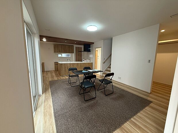 【4号地LDK】家族がのびのびと過ごせる、19.7帖のゆとりあるLDK。対面キッチンを採用しているので、キッチンを中心に家族との会話が弾みます。