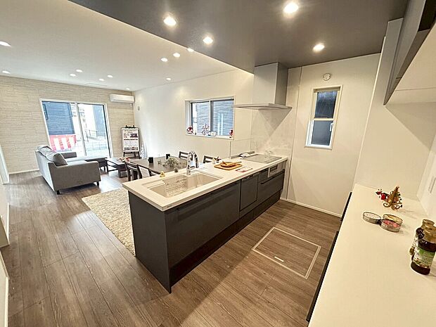 【キッチン】キッチンはクリナップ製です。節水や節約になる食器洗浄乾燥機つきです。また、キッチン用品や買い置きの収納に便利なカップボードやパントリーがあります！※2025年11月撮影