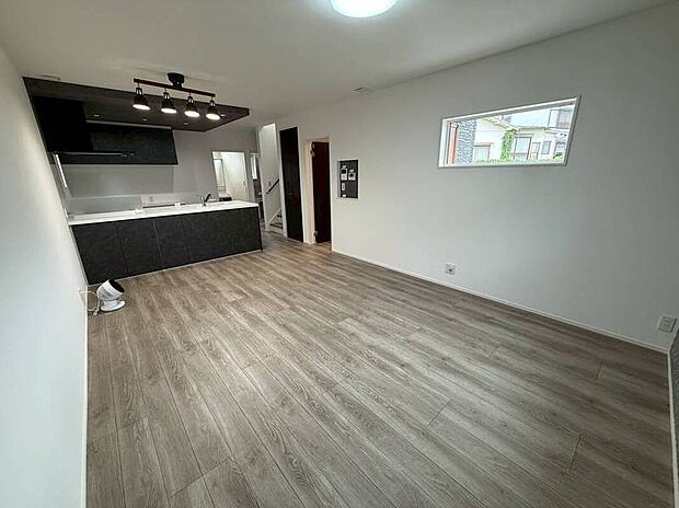 【5号地LDK】5号地LDK(2025年10月)撮影
ダークトーンでまとめてアクセントクロスが効いたリビング。キッチン横には洗面室や浴室等の水まわりがまとまっていて、家事がしやすい動線設計にこだわりました。