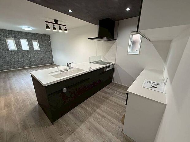 【5号地キッチン】5号地キッチン(2025年10月)撮影
おしゃれなダークトーンのペニンシュラキッチン!LDK全体を見渡せるので家事の最中でも家族を見守れます。料理や食事の時間を楽しくしてくれるスペースです。