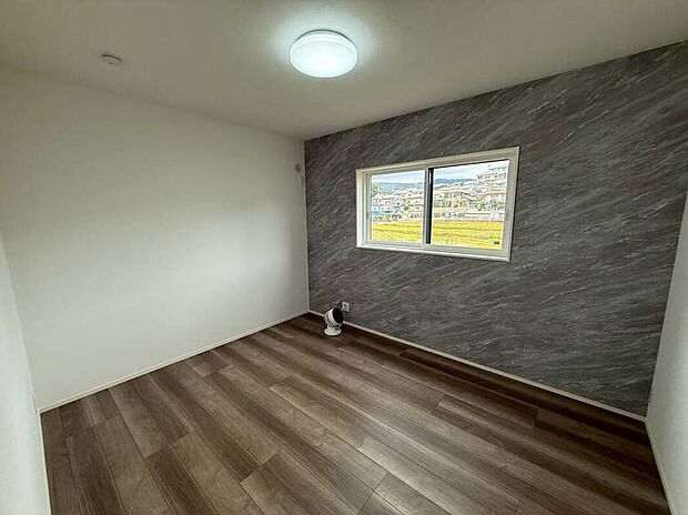 【5号地主寝室】5号地主寝室(2025年10月)撮影
全棟各居室にはそれぞれクローゼットを設けました。衣類や学用品もすっきりと整理整頓することができます。