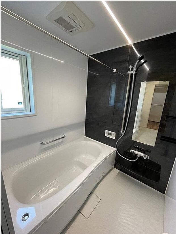 【バスルーム（施工例）】浴室はLIXILのシステムバスルーム。広々浴室一坪タイプ。
花粉の季節や雨の日に重宝する浴室乾燥暖房機付きです。 （施工例）