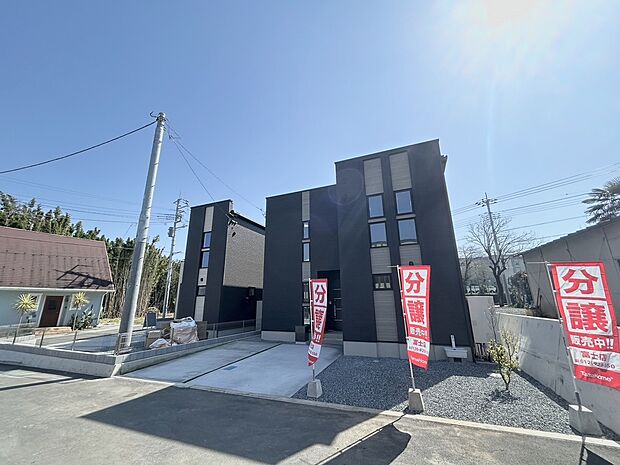 【タマタウン富士宮黒田　現場写真（３月２２日撮影）】１号棟（手前側）２号棟（奥側）