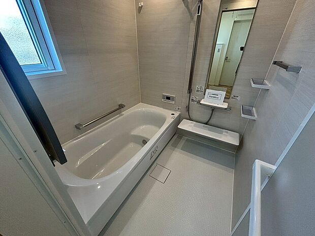 【お風呂】1坪タイプの換気乾燥暖房機付き浴室。
お子様とでもゆったり入れます♪
メーカー独自のキレイを保つ技術も充実しており、普段のお手入れもラクラクです！