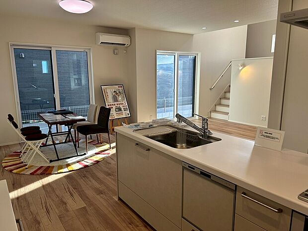 【キッチンから見たLDK】18.7帖以上のＬＤＫで開放的です♪家族が集い、コミュニケーションの時間が自然と増えますね！