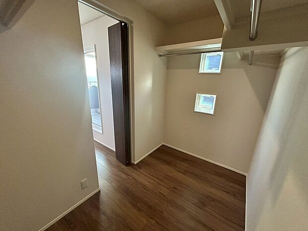 【ウォークインクローゼット】主寝室に備えられたウォークインクローゼットは広々とした空間。自由度が高く、アレンジ可能♪季節のものも楽々収納していただけます。