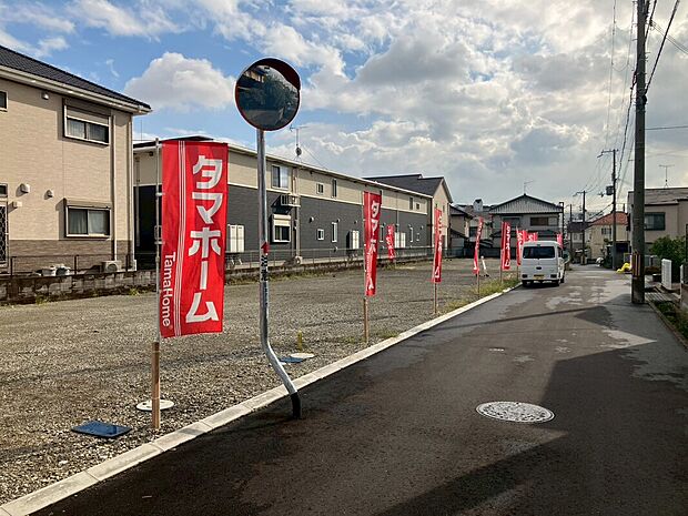 【現地写真】分譲地内に空が大きく広がり、開放感を感じられる環境です。前面道路もゆとりのある広さのため、お車の出し入れも比較的スムーズに行うことができそうです。