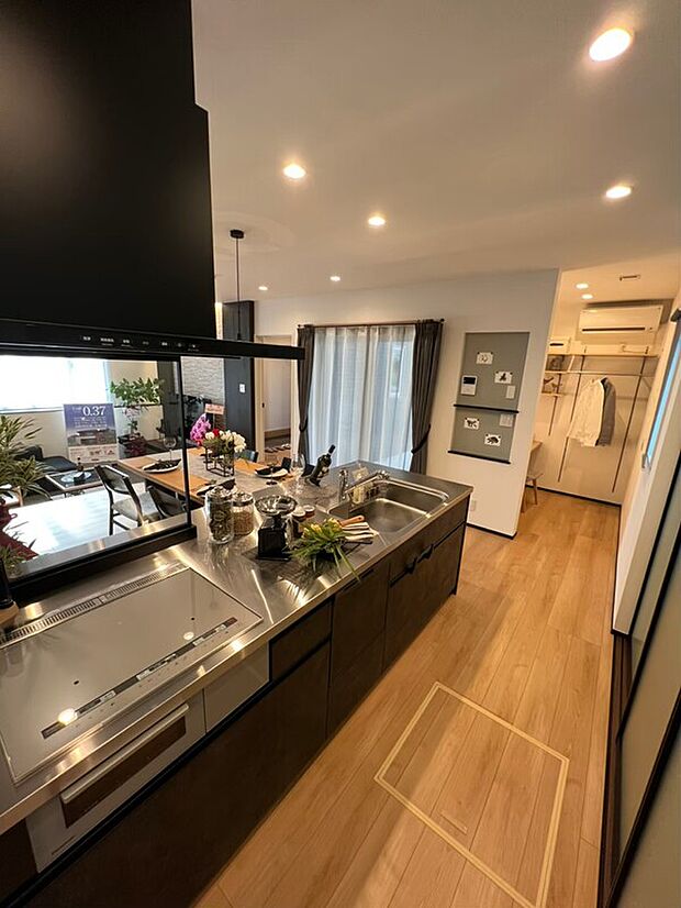 【当社施工例】キッチンとリビングを繋ぐオープンなレイアウトです。家族のコミュニケーションが生まれ、一緒に食事を楽しむ時間が増えます。料理しながら子供の様子を見守ることができ、家族団らんのひと時を過ごせます。