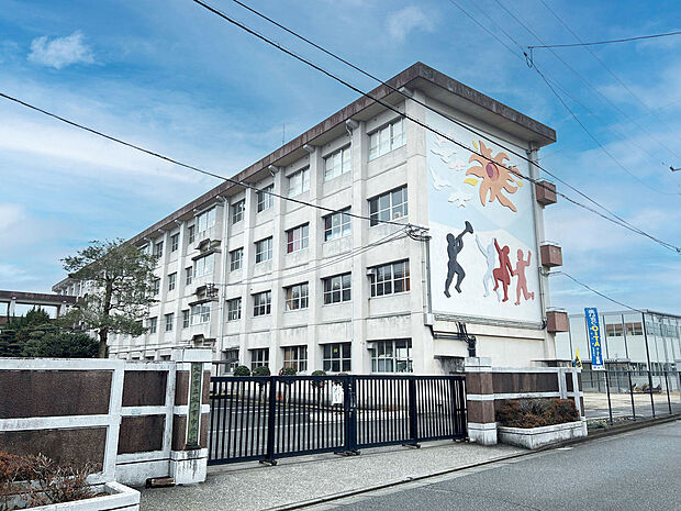 大分市立坂ノ市中学校（約2,135m）