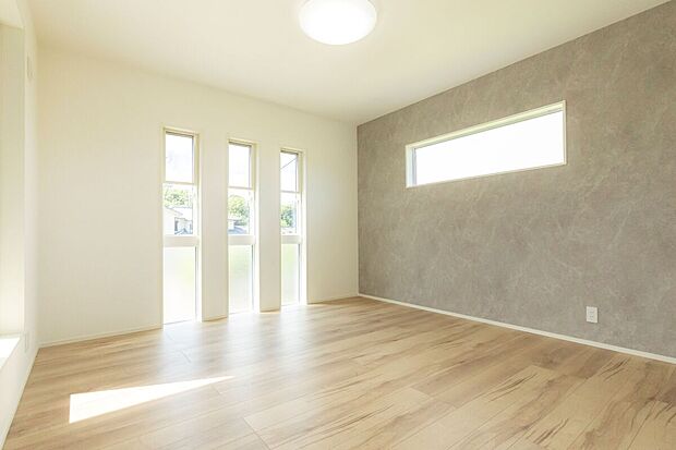 【寝室】8帖の寝室。明るく2階の照明も付いてます。