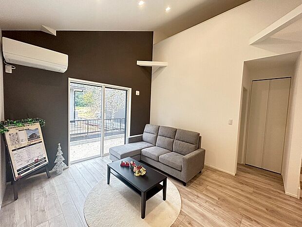 【【3号地／リビング】】20.2帖のリビングは、陽射しがたっぷり差し込む南西向き♪開放感溢れる勾配天井！※設置されております家具家電は展示用です。販売価格には含まれておりません。※2025年11月撮影