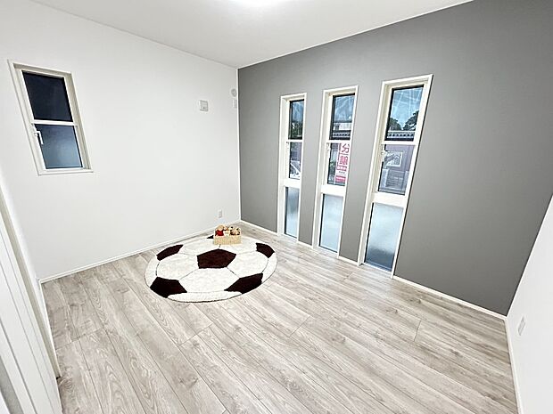 【子供室】お子様の洋室は、6帖を確保しております。十分ゆとりを保ちつつ暮らしやすい住環境です♪※2025年11月撮影