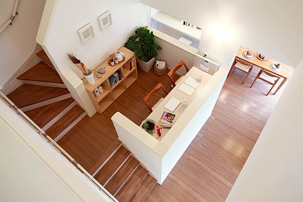 【同仕様・同形状写真】家族のつながりを感じられる、空間を有効活用したスキップフロアのある家。勉強や家事など使い方は自由♪開放的でLDKも広く見えます!