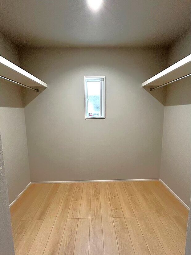 【同仕様・同形状写真】寝室に備えられたウォークインクローゼットは広々とした空間。自由度が高く、アレンジ可能♪季節のものも楽々収納していただけます。