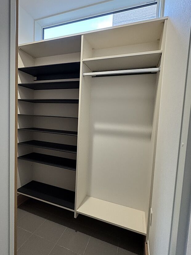 【2号地_玄関(シューズクローク)】現地撮影
