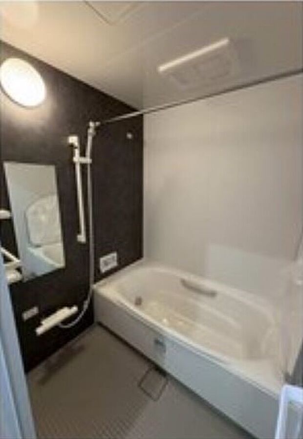 【2号地_浴室】黒を基調としたシックなデザインです。