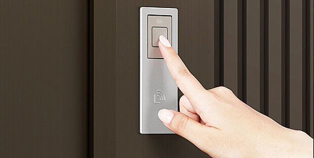 【タッチキー】帰宅時も外出時もボタンを押すだけで施錠、開錠が出来ます。バッグに入れたままでも、リモコンキーを取り出す必要はないため、たくさん買い物をした帰りも楽ちん。