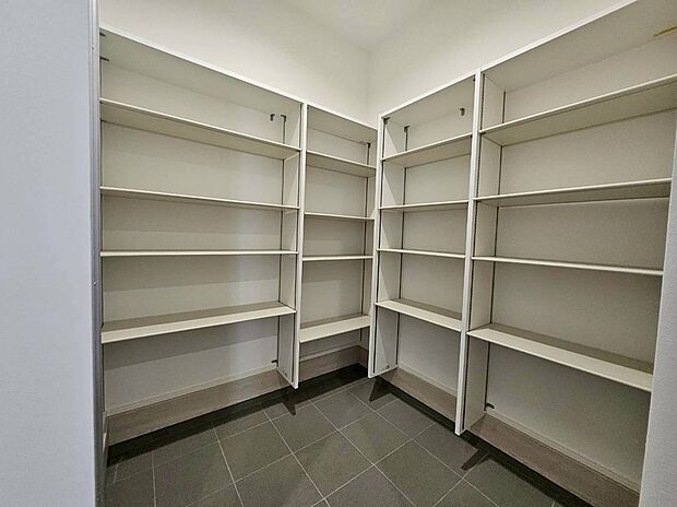 【シューズクローク】大容量のシューズクロークを完備