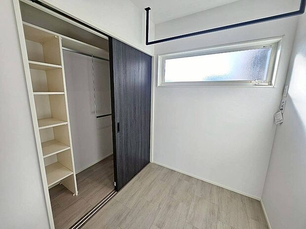 【洗面脱衣所】３帖の洗面脱衣所には室内干しのアイアンバーとファミリークロークがあり、忙しい奥様の味方です。」