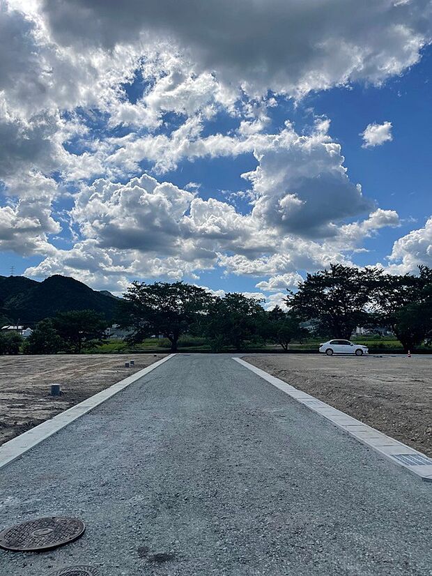 【現地写真】分譲地内には道路を新設しました。幅員6mで車の出し入れも楽に行うことができます。