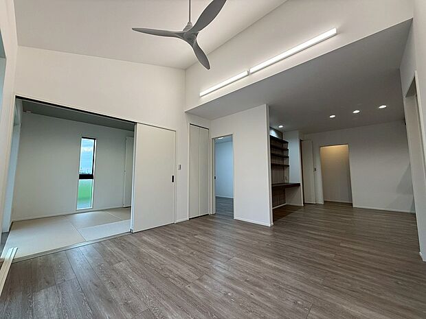 【【4号地完成】リビング】勾配天井を造作し、開放的な空間に。