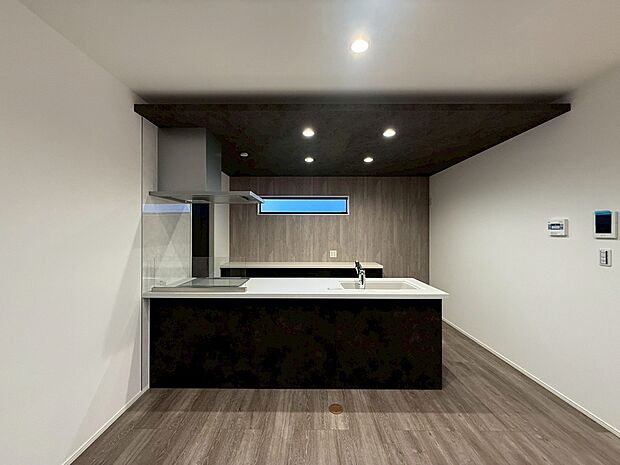 【【4号地完成】キッチン】カウンター型キッチン、天井部分の折り下げ天井には間接照明を施工しております。