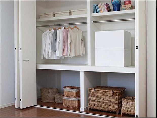 【クローゼット・ウォークインクローゼット】収納効率と使い勝手をいいとこ取りのクローゼット。衣類など収納する場所が決まっているとスッキリ片付くメリットも。日常を気持ちよく過ごす為にも必須のスペースです(画像はイメージ)