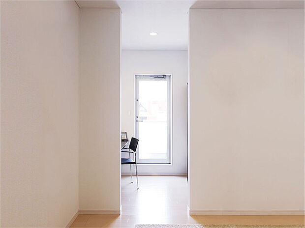 【2.5ｍの高い天井高】天井高2.5ｍの高さを確保することで、より開放的でゆったりとした広がりのある空間をつくりだします。