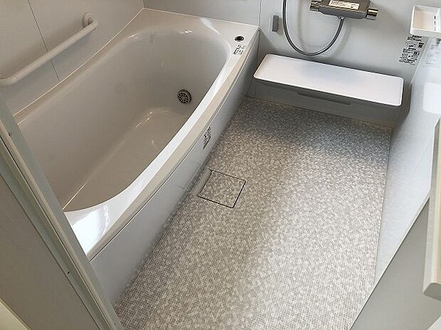 【浴室】お子様と一緒でもゆったり入れる広々浴槽&洗い場。足も伸ばして疲れもサッパリ♪また、浴室暖房乾燥機完備で梅雨や冬の洗濯物が乾きにくい時期も、外に干しにくいご家庭にも安心便利!(画像はイメージです。)