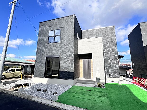 【タマタウン星和台】<1号地 >道路から段差なく玄関まで行けます。