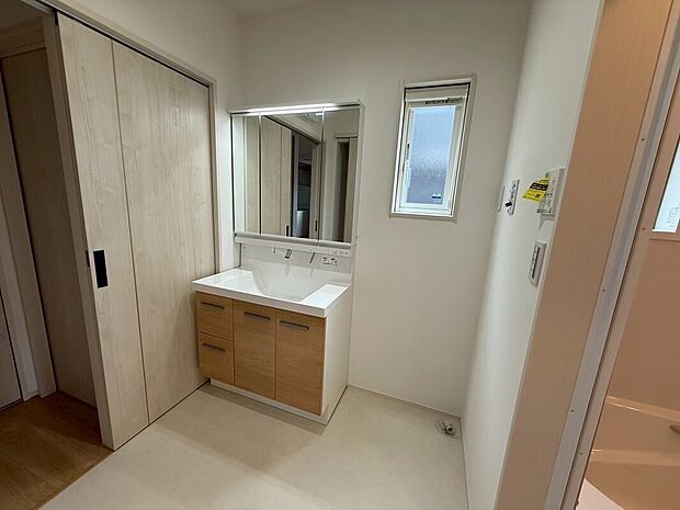 【同形状・同仕様（洗面脱衣室）】同形状・同仕様※写真はイメージです
キッチンの近くに配置した洗面室。家事動線が短いので、忙しい時にも効率良く家事ができます。三面鏡＋シャワー付きの独立洗面台で朝の支度がスムーズです。
