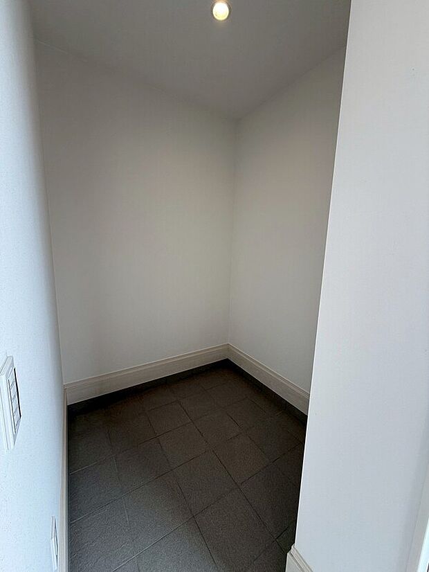 【同形状・同仕様（SCL）】同形状・同仕様※写真はイメージです
ゆったりした広さの玄関には大容量のSCLを設置。アウトドア用品やゴルフ用品も楽に収納でき、ベビーカーも畳まずに置ける広さです。