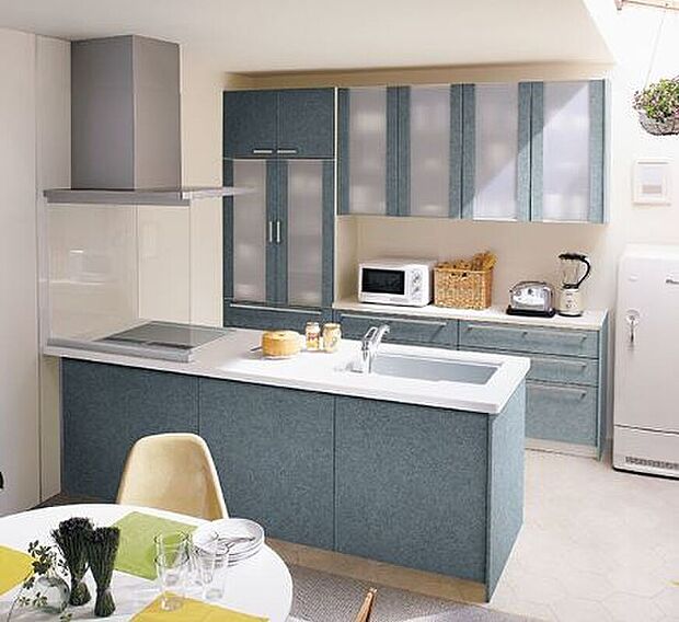 【キッチン・カップボード】1~3号地は開放的なペニンシュラキッチンを採用。調理中でもご家族の様子がうかがえるキッチンです。背面には調理用家電がたくさん置けるカップボードが付いています(画像はイメージ)。