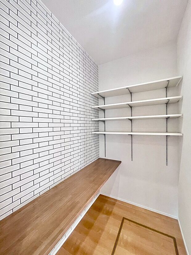 【パントリー】週末のまとめ買いや備蓄品、置き場に困るホットプレートなども丸ごと収納。キッチン周りの「隠したい物」を全て飲み込んでくれる、頼れる大容量庫です。