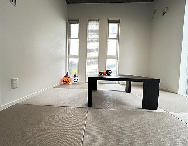 【洋和室(イメージ写真)】LDKから出入りできる洋和室。お子様を遊ばせるスペースとしてピッタリ。キッチンやリビングからお子様を見守ることが可能。収納もあります。※写真はイメージの写真となります。