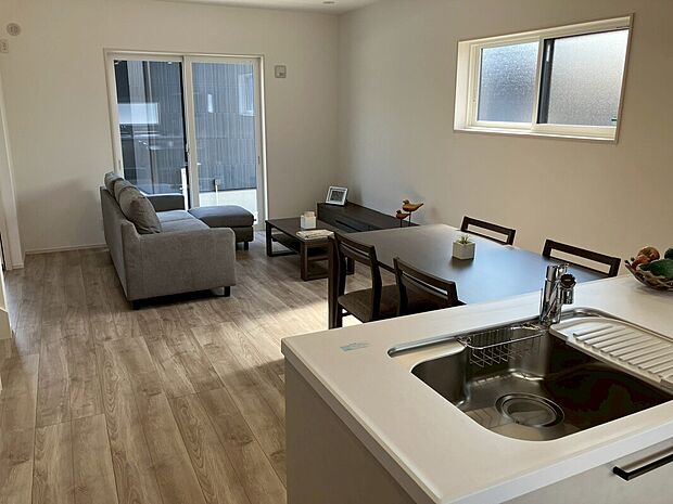 【5号地内観(LDK)】家具とのトータルコーディネートにより住むイメージをよりご想像いただけます。