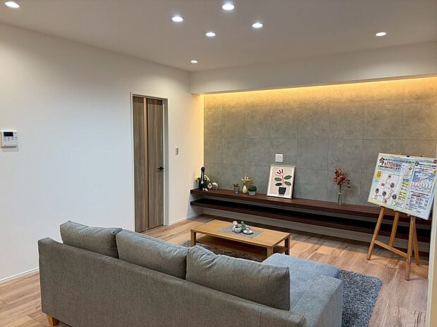 【内観イメージ】他分譲地にて同仕様のモデルハウス(完成物件)ご案内できます♪家族の笑顔が集まる憩いのリビング。開放的でゆったりとくつろぐことができます。マイホームで家族団欒の時間を楽しみませんか。