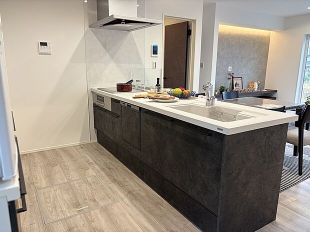 【キッチン】【クリナップ】ワークトップ・シンクともに高級感漂う人工大理石を採用!!タッチレス水栓や食器洗い乾燥機も標準搭載♪ ※カラー・デザインは異なります。