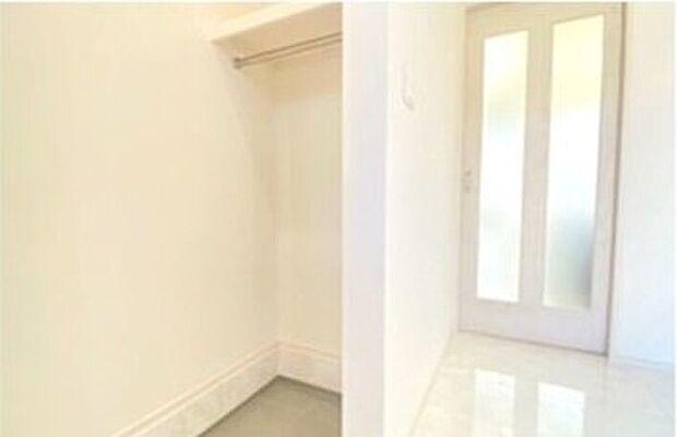 【シューズクローク】シューズクロークにはベビーカーやゴルフバックも収納できます。採光ガラス入りの玄関ドアは電気錠を採用しているので、鍵を探す手間なく開け閉めできて便利です。