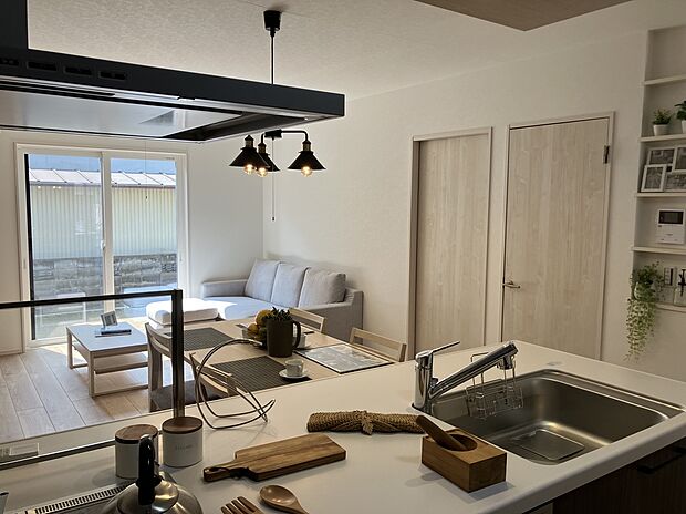 【2号棟のLDK】ペニンシュラキッチンのある広々としたLDK