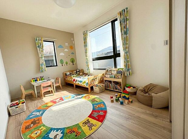 【【2号地／子ども部屋】】おしゃれな飾り窓がアクセントの南西側の洋室♪6.5帖の広さがあるので、子ども部屋にピッタリ！クローゼットを設置したので、お子様のお荷物もしっかり収納。※2026年2月撮影