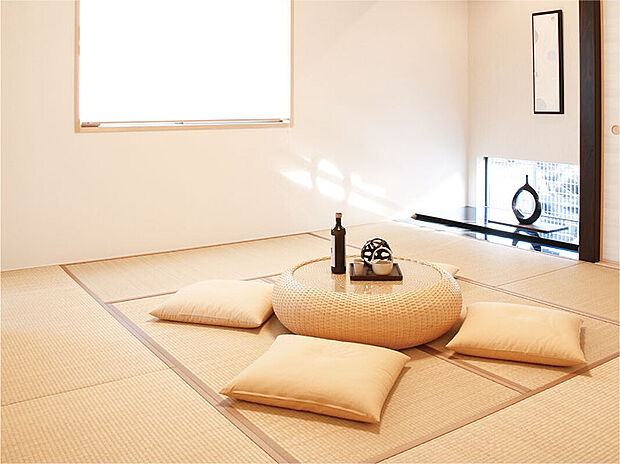 【和洋室　※イメージ図】畳の香りとい草の肌触り。ゴロリといつでも横になって手足をのばせる和室は、私達にとって居心地のよい癒しの空間です。客間や趣味の部屋としてなど様々な用途に使えます（画像はイメージ）。